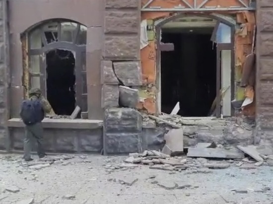 При обстреле Донецка погибли два человека: снаряды попали в Драмтеатр