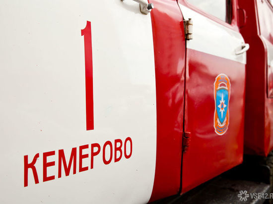 Балкон многоэтажки загорелся средь бела дня в Кемерове