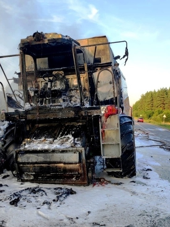 В Чувашии огонь полностью уничтожил комбайн за несколько миллионов рублей