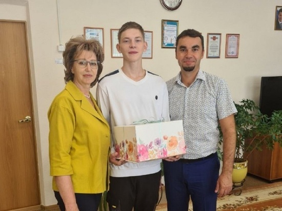 Приехавшего из ДНР в Ноябрьск сироту с совершеннолетием поздравила Надежда Гудкова