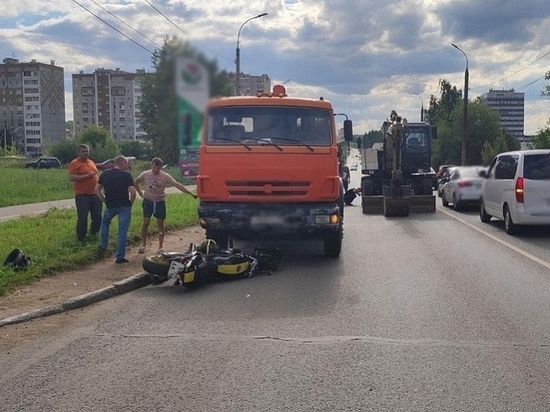 Мотоциклист в Ижевске врезался в экскаватор и КамАЗ