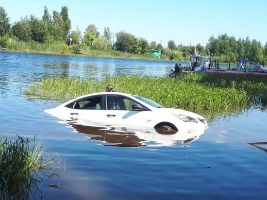 Спасатели вытащили на берег автомобиль, съехавший в Новоладожский канал