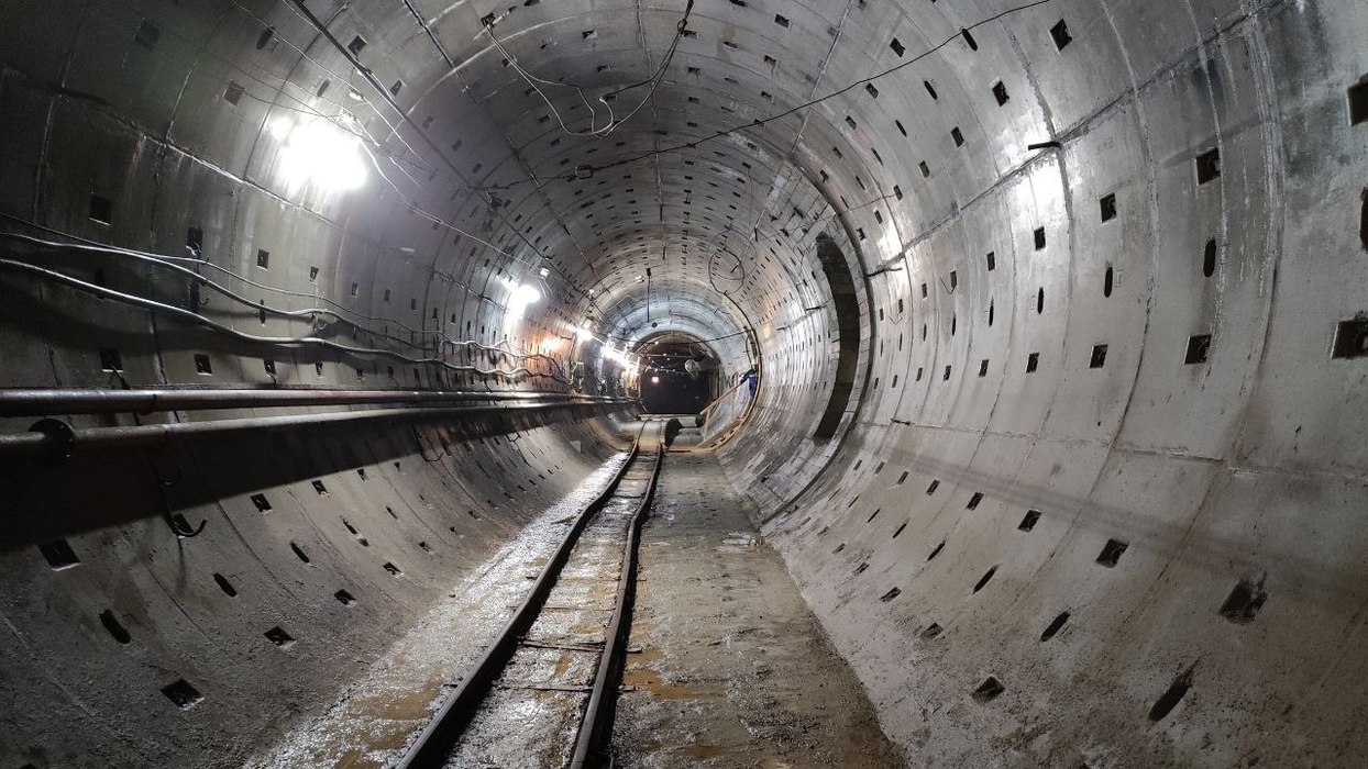 На глубине 70 метров: как идет строительство станции метро «Горный институт»