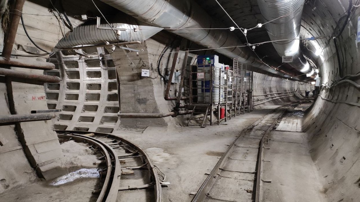 На глубине 70 метров: как идет строительство станции метро «Горный институт»