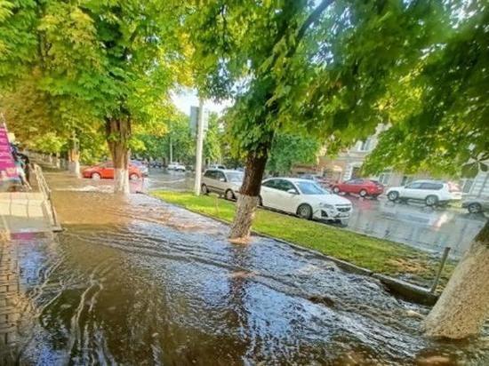 В Новочеркасске из-за сильного дождя затопило центр города