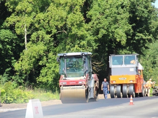 Ремонт автодороги Гдов-Брагино завершают в Псковской области