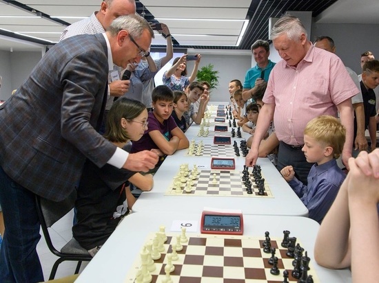 В Калугу приехал легендарный шахматист Анатолий Карпов