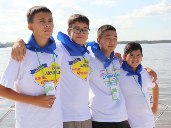 Участники смены краевого детского центра «Созвездие» прокатились на яхте «Барон Корф»