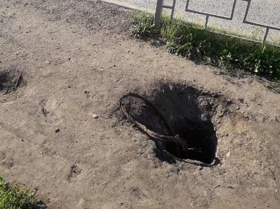 Жителей кузбасского города шокировала огромная яма около пешеходного перехода