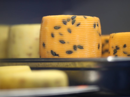 Чрезмерное употребление сыра может привести к головным болям