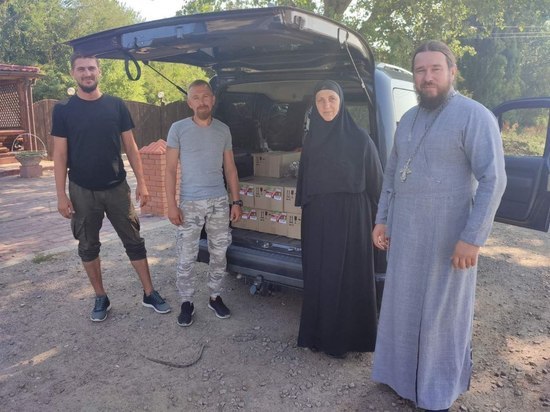 В храмы и монастыри: из Крыма в Запорожье передали три тонны гумпомощи