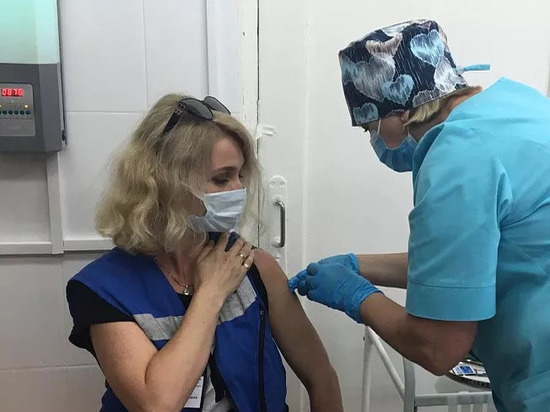 Сотрудники тульского Центра медицины катастроф прошли ревакцинацию от коронавируса