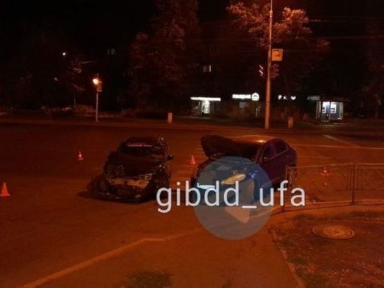 В Уфе столкнулись две встречные иномарки