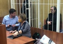 Актрису Наталью Дрожжину, обвиняемую в махинациях с имуществом семьи актёра Алексея Баталова, доставят в суд принудительно с приставами