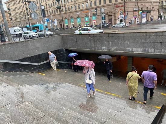 «Оранжевый» уровень опасности из-за дождя объявили в Петербурге вечером 6 августа