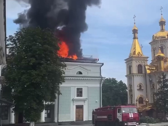 Здание ЖД вокзала горит в Донецке после обстрела
