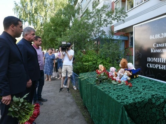 Мэр Челнов принес цветы к мемориалу в память о погибших на пожаре детях