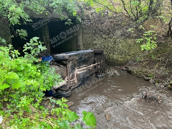 В Курске легковушка Skoda упала в реку Кур на улице Сонина