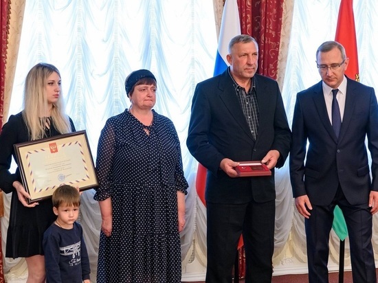 Губернатор Шапша передал родителям погибшего старшего сержанта медаль «Золотая Звезда»
