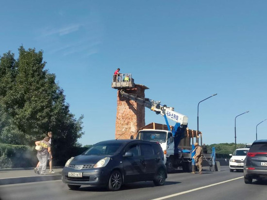 Ко Дню города на мосту Александра Невского возведут новые стелы