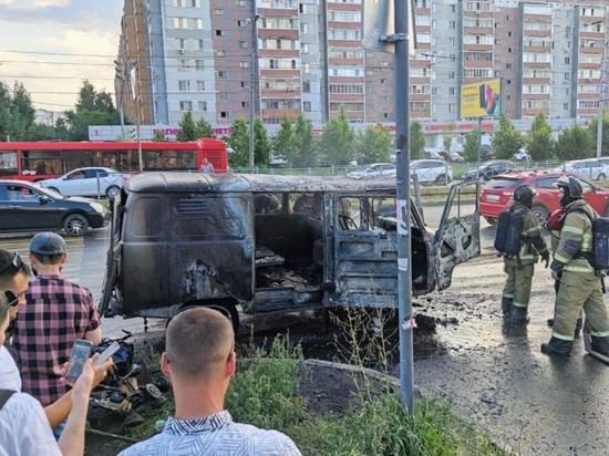 В Казани попала на видео горящая на перекрестке «буханка»
