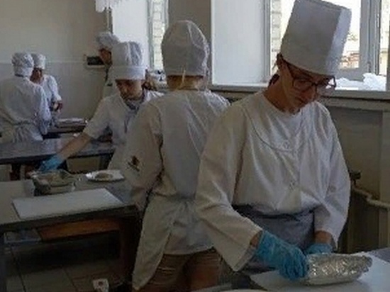 Школьники из Курска и Щигров на каникулах освоили профессию повара