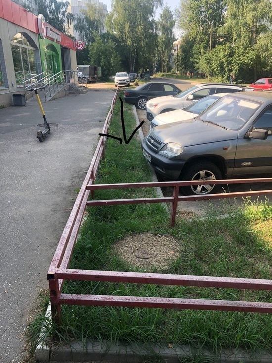 В Твери припаркованные автомобили мешают началу ремонта трубы