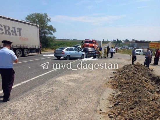 В Дагестане в ДТП с участием фуры пострадали трое
