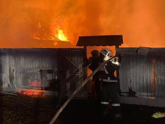 Более 30 пожарных тушили дачу в барнаульском садоводстве