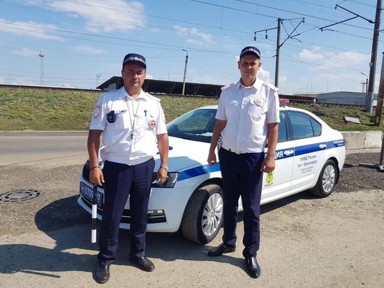 В Краснодаре полицейские сопроводили автомобиль с младенцем