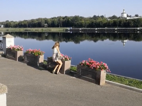 Экономвариант: в Твери заметили девушку, срывающую цветы с клумб на набережной Степана Разина