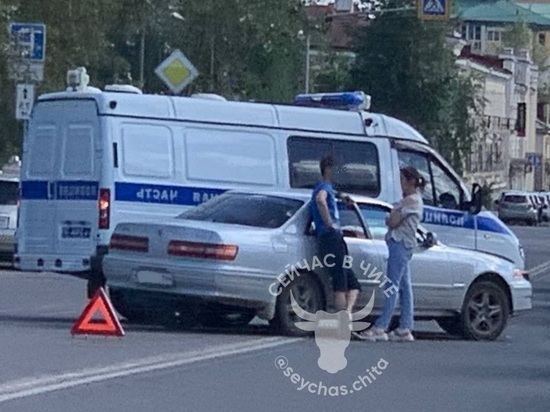 Автомобиль полиции и Toyota Mark II столкнулись на перекрестке в Чите