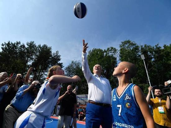 Губернатор Ленобласти сыграл в мяч с детьми на новом стадионе в Сосновом Бору