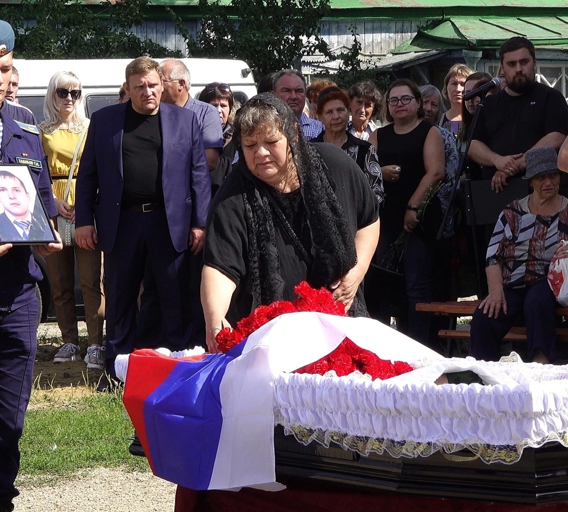 Под Рязанью простились с погибшим на Украине Сергеем Кургановым: скорбные кадры