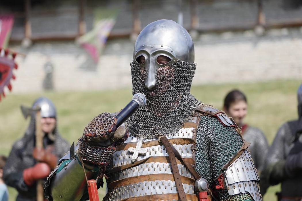Хрустальный меч, бои и погружение в Средневековье: как проходит фестиваль «Довмонт Псковский»
