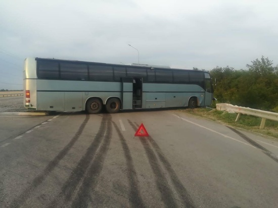 Под Волгодонском водитель автобуса избежал ДТП с трактором и врезался в отбойник