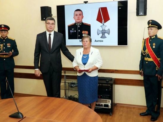 В Вязниках мать убитого майора Антона Морозова получила награду за сына