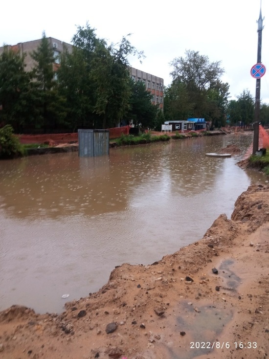 Огромный пруд образовался на улице Яна Фабрициуса в Пскове из-за дождя