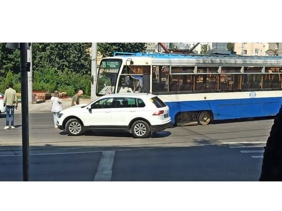 В Смоленске автомобилист не уступил дорогу трамваю