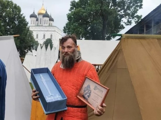 Хрустальный меч вручили победителю исторического поединка на фестивале «Довмонт Псковский»