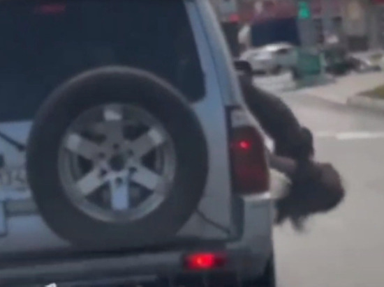 В Махачкале девушка выпала из окна автомобиля во время танца