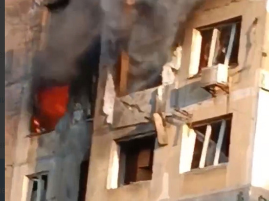 В Алчевске от обстрела загорелась многоэтажка
