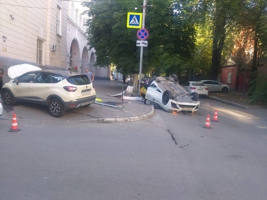 В Ростове пассажирка такси пострадала в ДТП с «перевертышем»