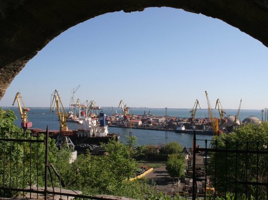 Четырем судам с продовольствием разрешили выход из Черноморска и Одессы