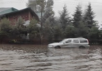 В Пскове сильнейший ливень подтопил несколько центральных улиц и набережную реки Великой