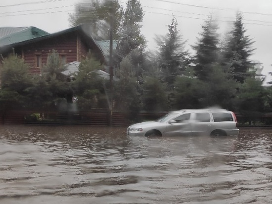 В Пскове из-за ливня подтопило несколько улиц и набережную