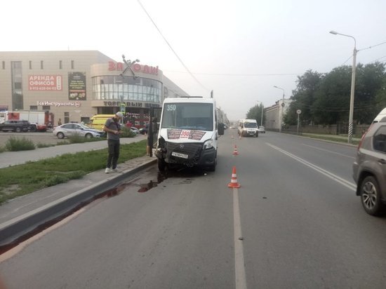 В Омске при столкновении иномарки и пассажирского микроавтобуса пострадал ребёнок
