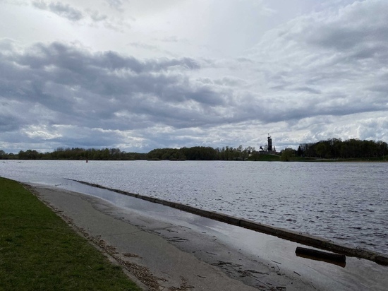Разбушевавшаяся стихия: очевидцы показали кадры ночной бури в Великом Новгороде