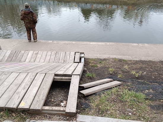 Масляные пятна заметили на реке Исеть в Екатеринбурге