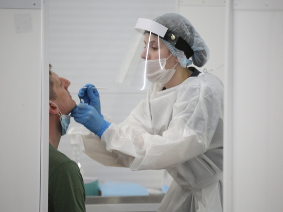 Более 2,4 тысячи петербуржцев заразились коронавирусом за сутки